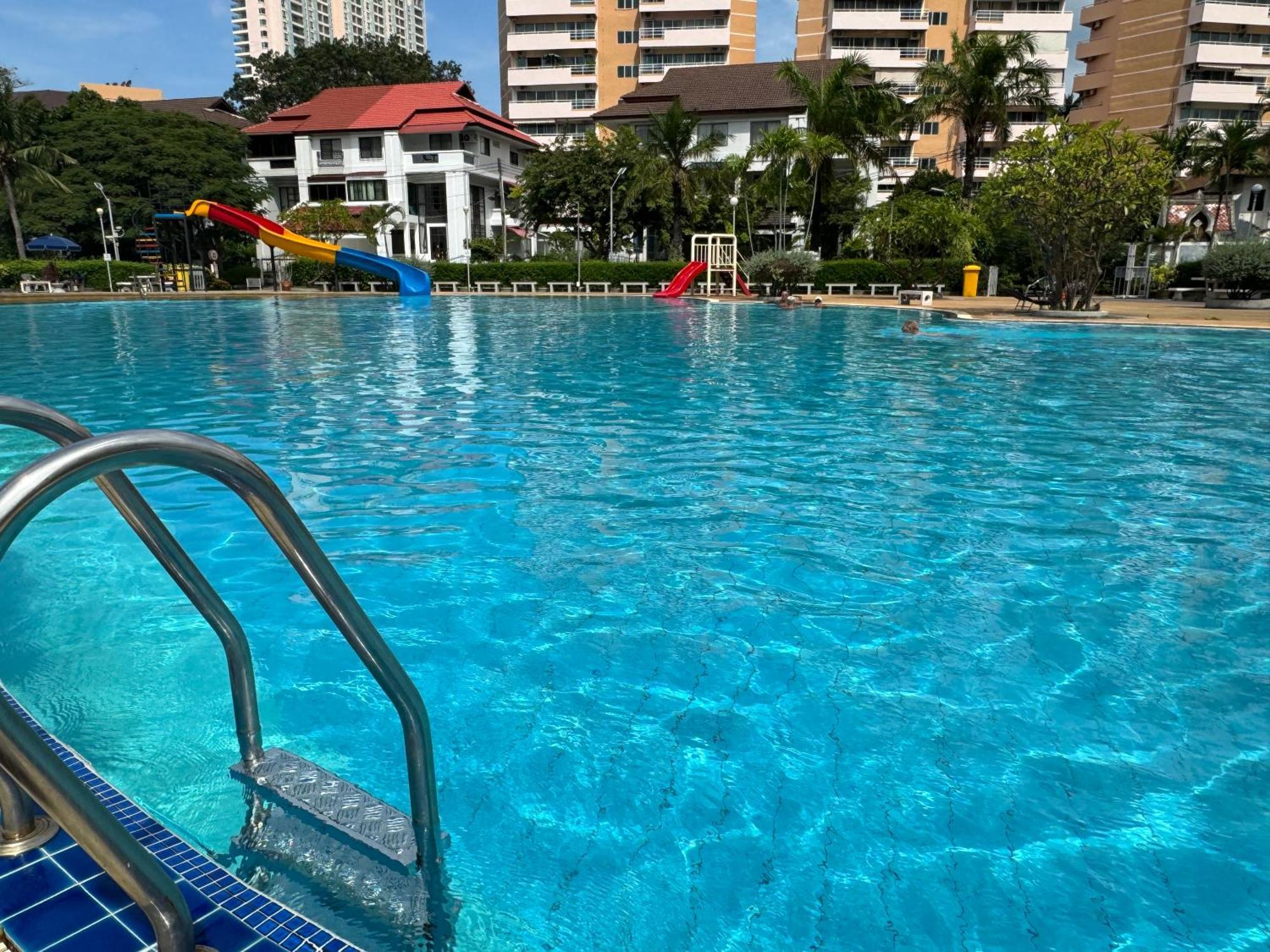 Mina 美景公寓酒店 Pattaya Esterno foto